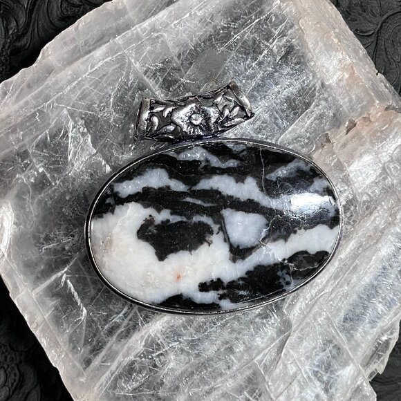 Zebra Jasper Floral Pendant Stone Crystal Jewelry - Picture 6 of 6